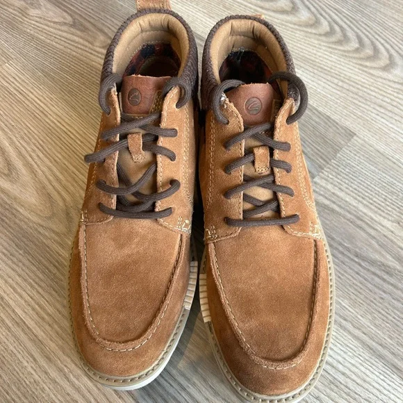 BRAND NEW Clarks Mens Tan Suede Boots sz 8